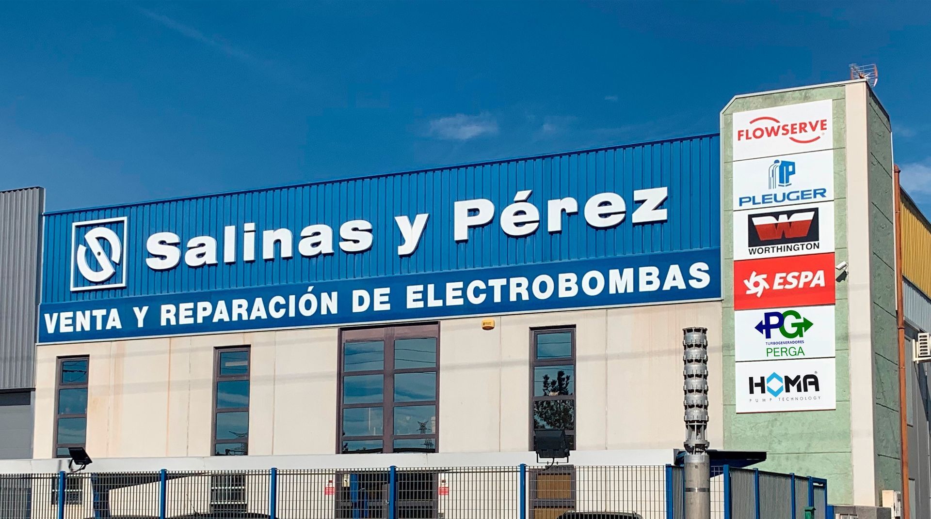 Un edificio con un cartel que dice Salinas y Pérez.