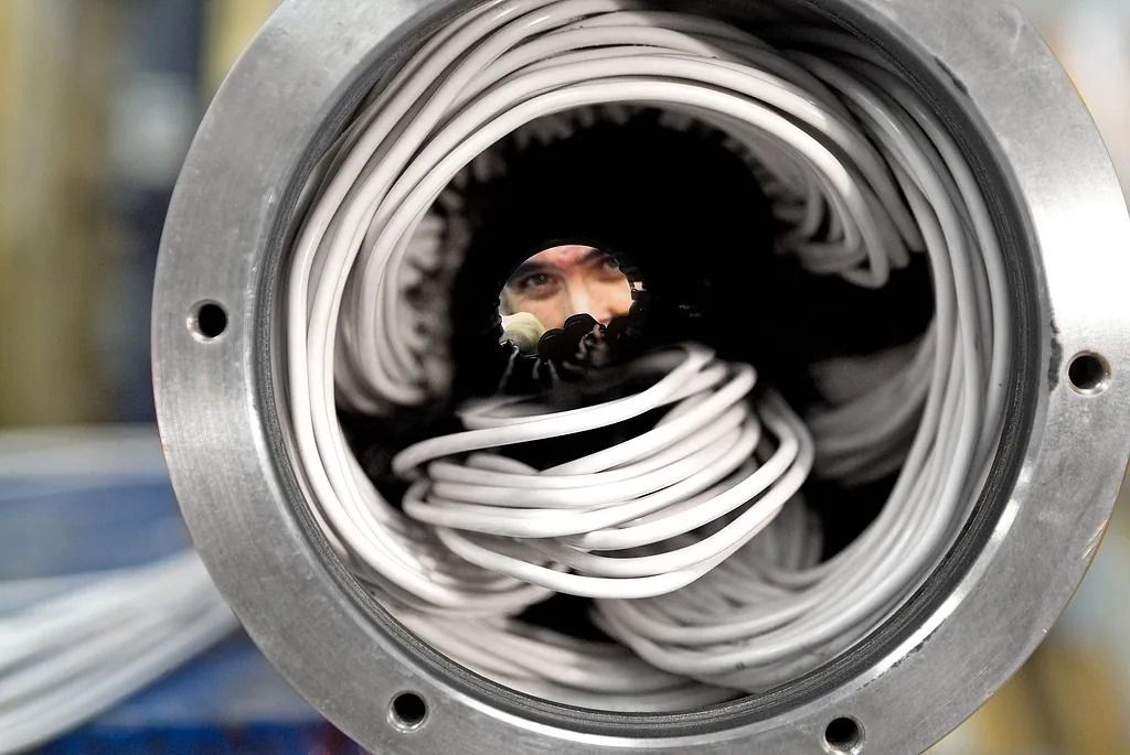 Un primer plano de un objeto metálico del que salen cables.