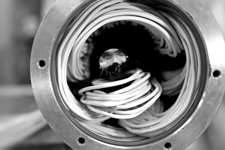 Una fotografía en blanco y negro de una máquina con cables que salen de ella.