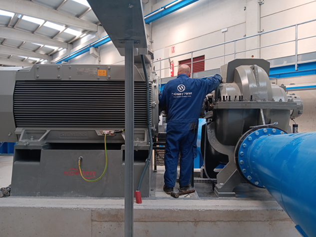 Un almacén lleno de muchas cajas y maquinaria.