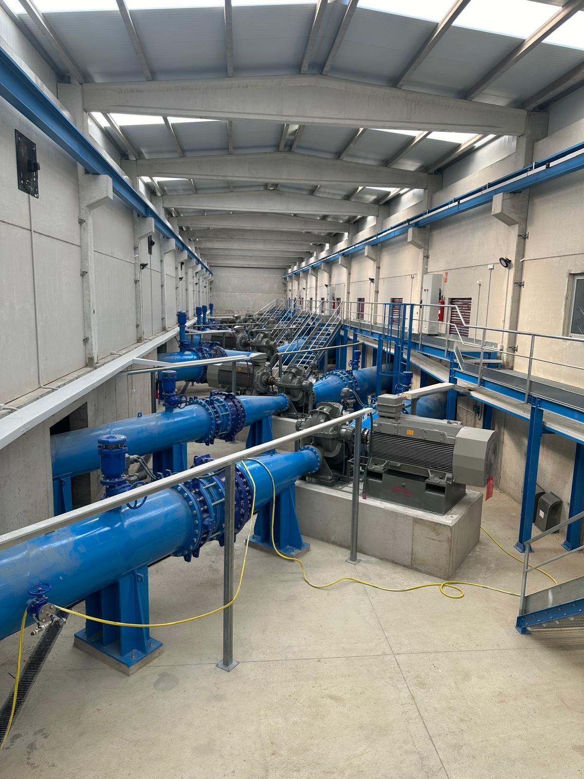 Una fotografía en blanco y negro de una fábrica con muchos tubos y motores.