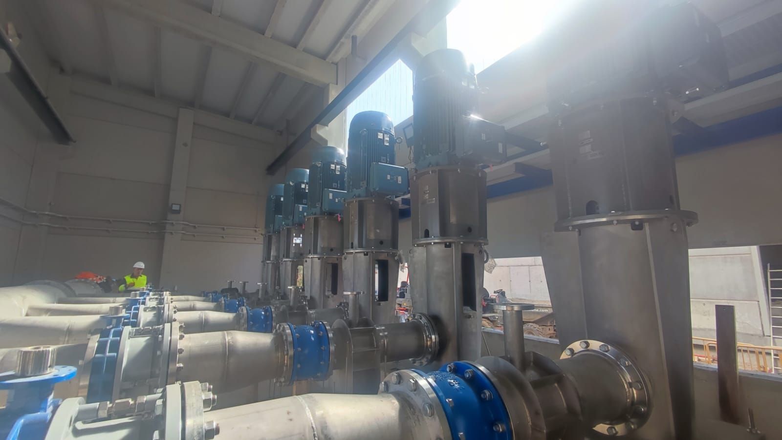 Es una ilustración isométrica de una fábrica en construcción.