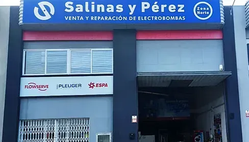 El frente de un edificio con un cartel azul que dice Salinas y Pérez.