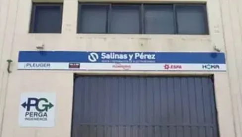 Un edificio con un cartel que dice Salinas y Pérez.