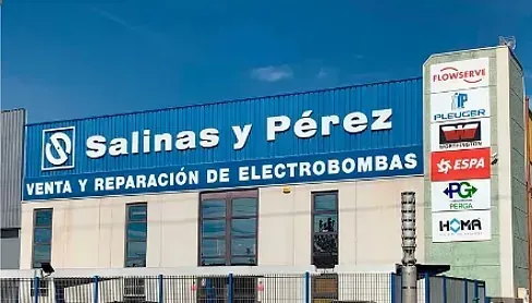 Un edificio con un cartel azul que dice Salinas y Pérez.