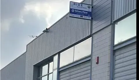 Un edificio grande con un cartel en el costado.