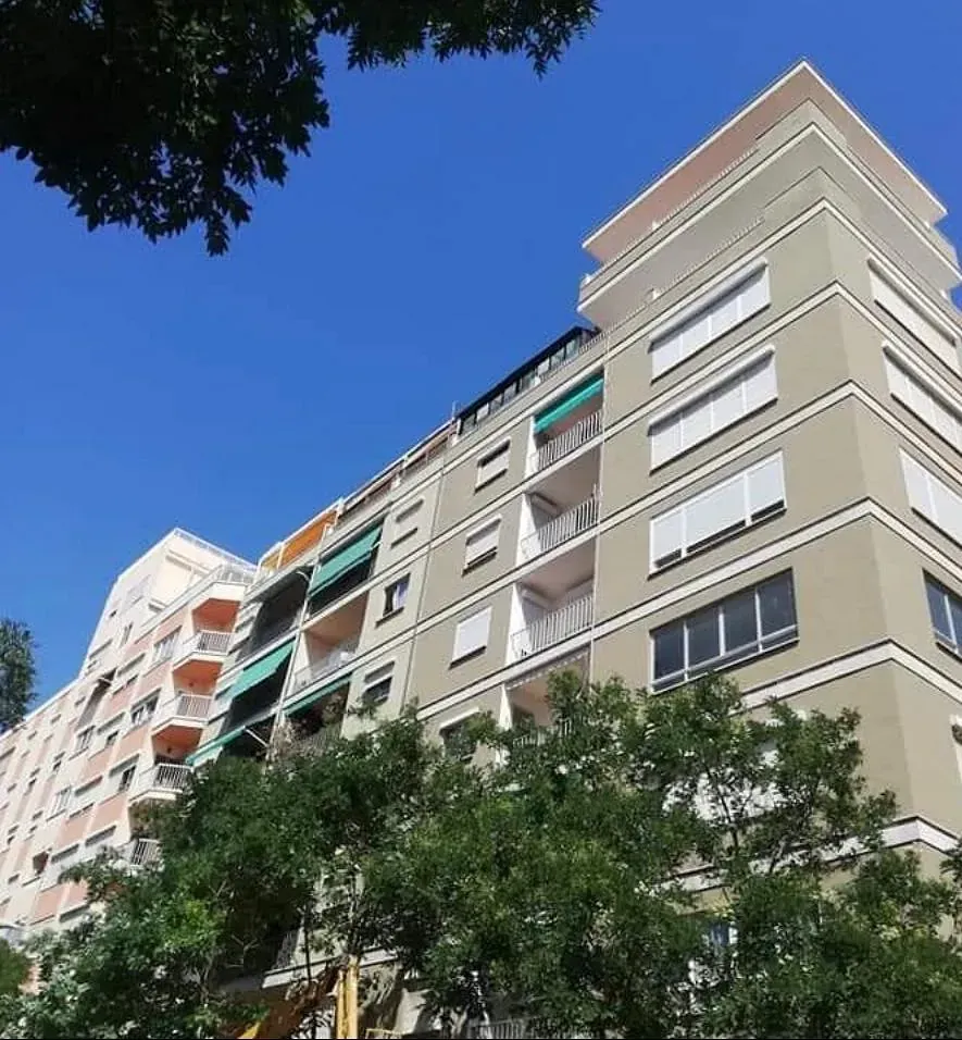 Un edificio alto con un cielo azul al fondo.