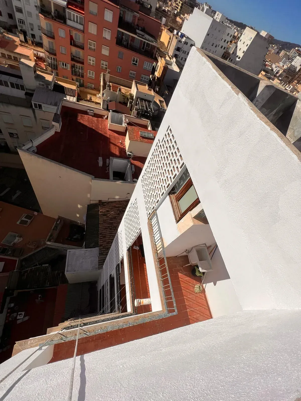 Una vista aérea de una ciudad con un edificio blanco en primer plano.