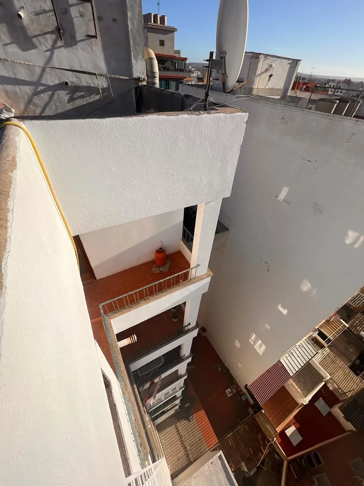 Una vista aérea de un edificio con balcón.