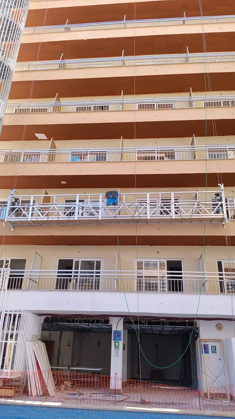 Un gran edificio en construcción con muchos balcones.