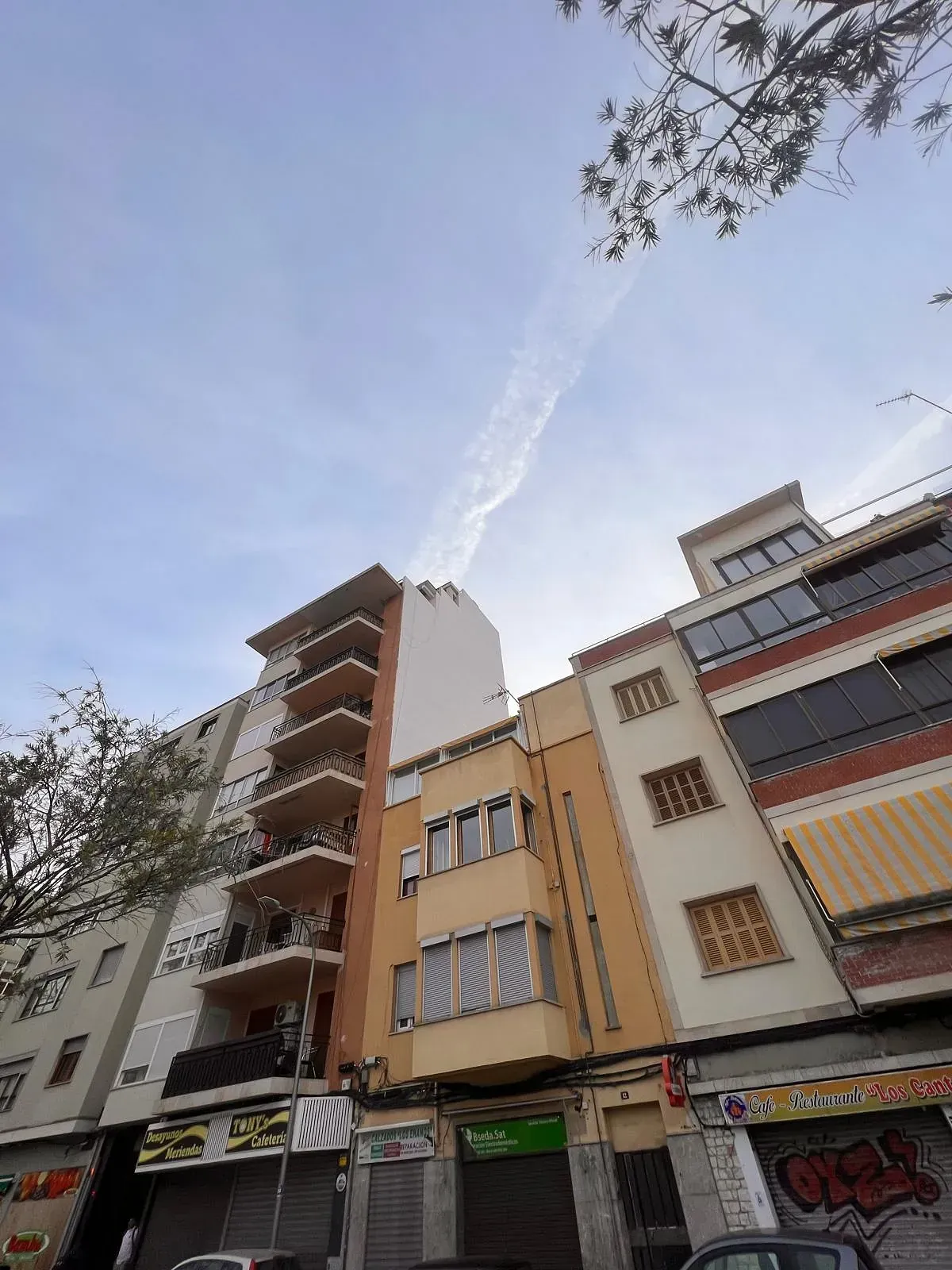 Un grupo de edificios con un cielo azul al fondo.