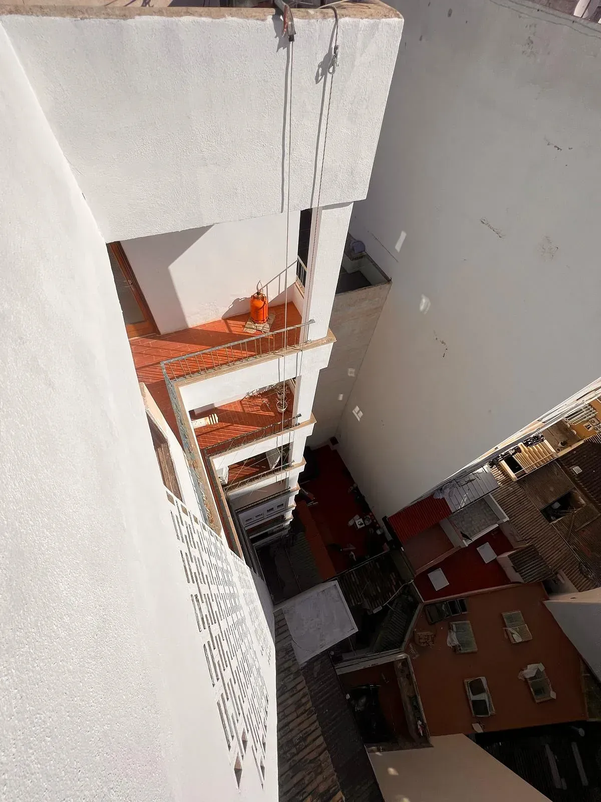 Una vista aérea de un edificio con escaleras que conducen al segundo piso.