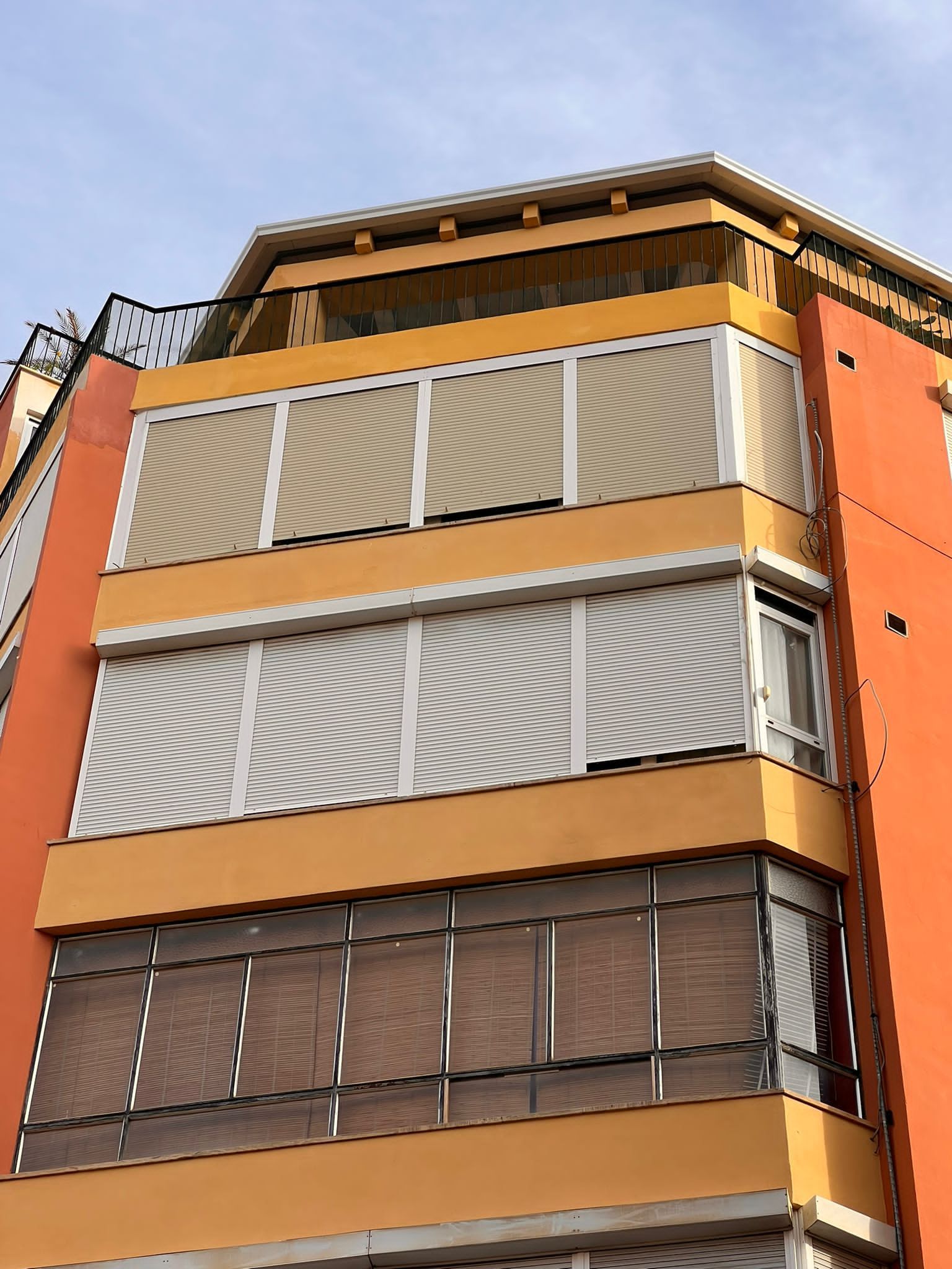 Un edificio con muchas ventanas y persianas.