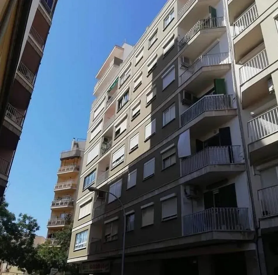 Un edificio muy alto con muchos balcones.