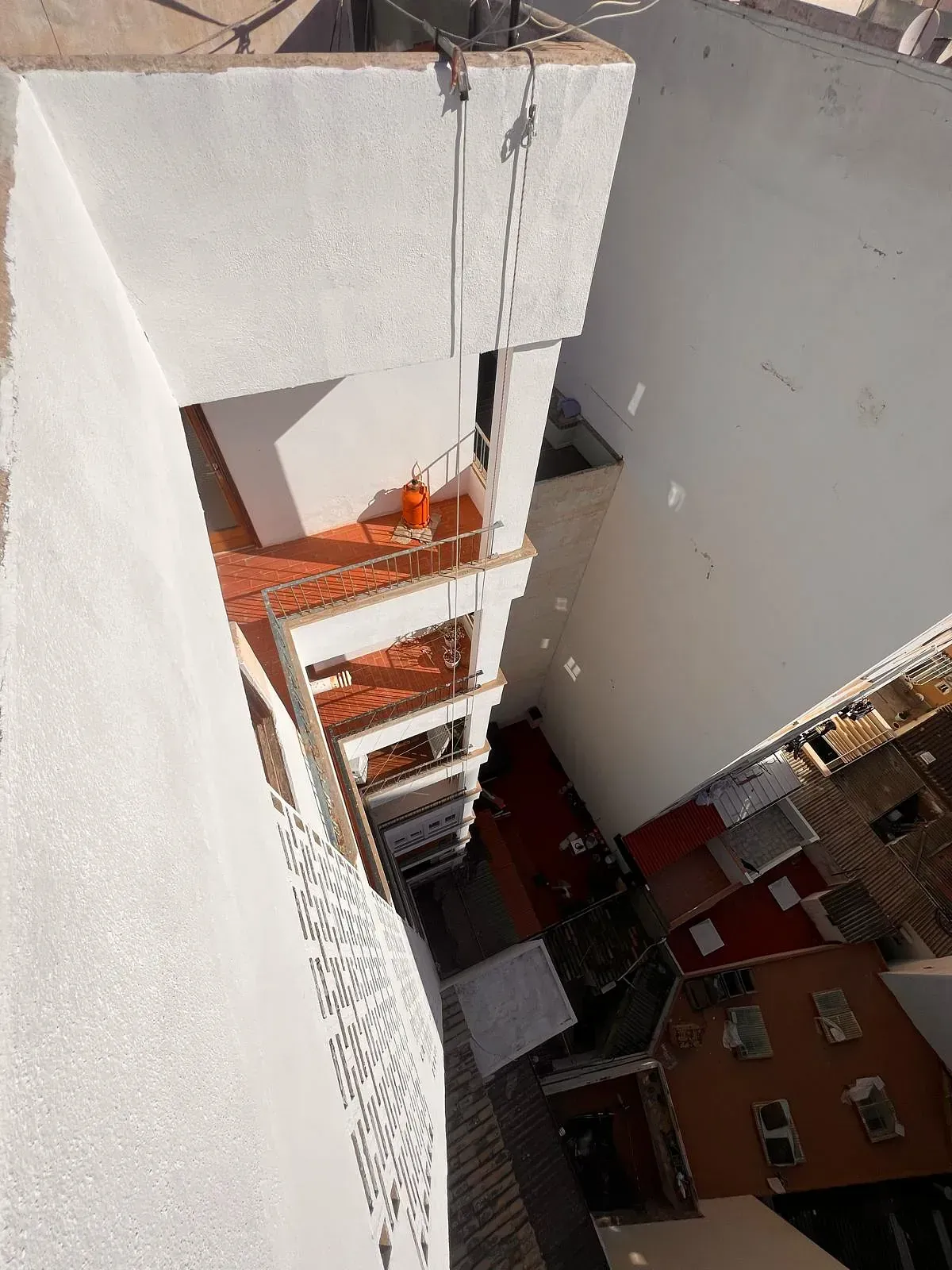 Una vista aérea de un edificio con una escalera al costado.