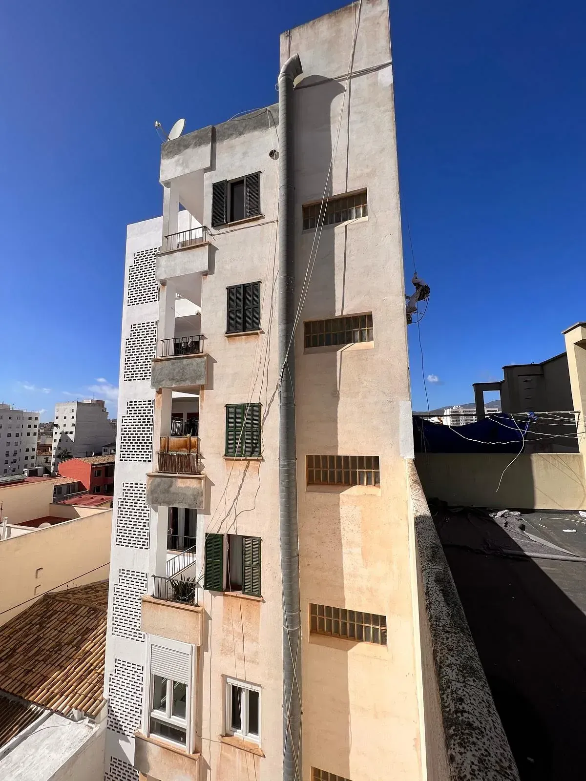 Un edificio alto con muchas ventanas y balcones.