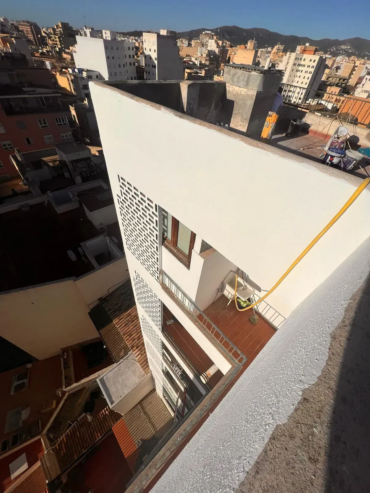 Una vista de una ciudad desde lo alto de un edificio