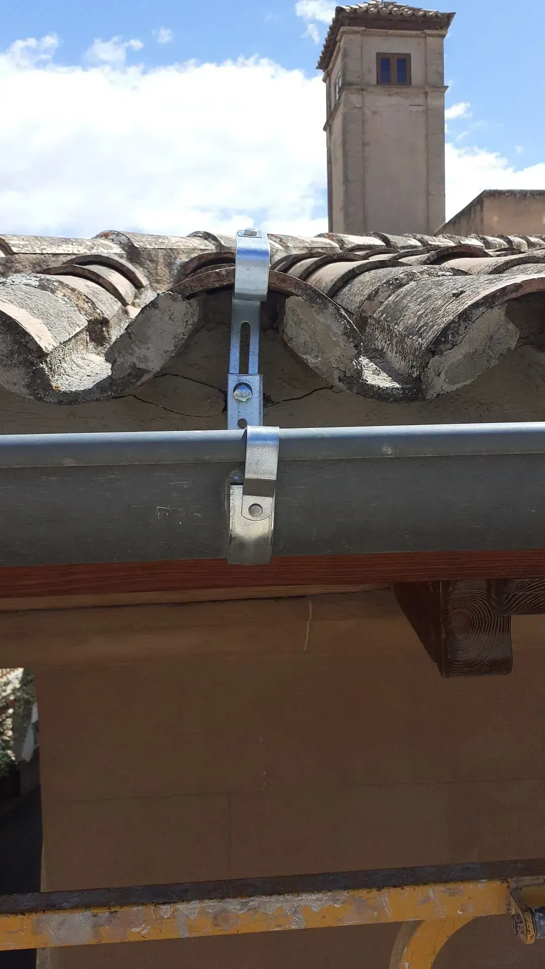 Un canalón está fijado al techo de un edificio.