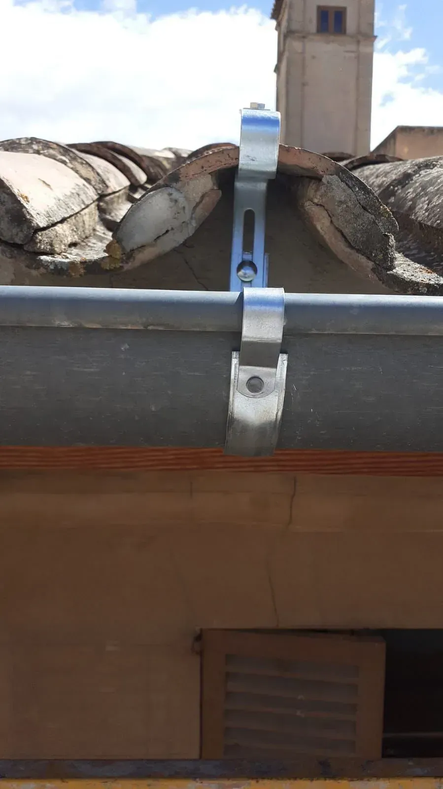 Un canalón está fijado al techo de un edificio.