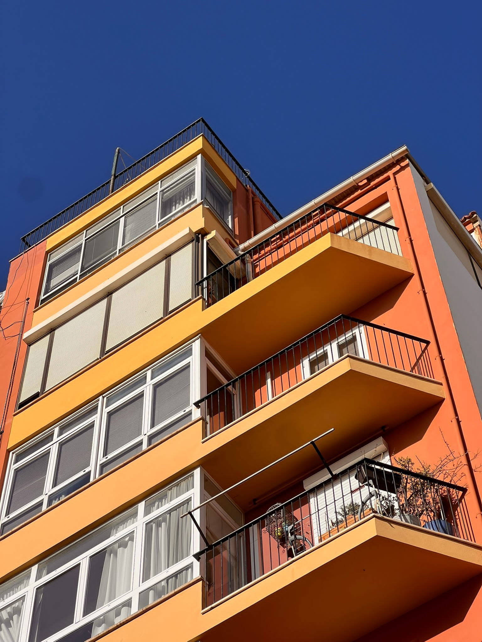 Un edificio con muchas ventanas y balcones