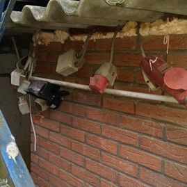 offene Kabel in Wand