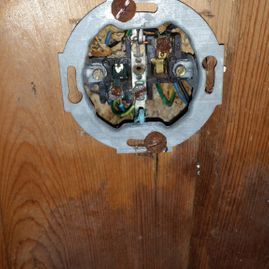 Kabel in einer Holzwand