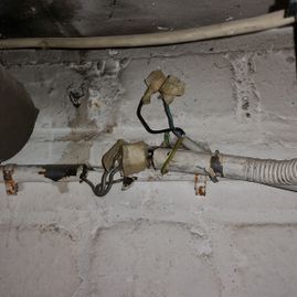 offene Kabel in Wand