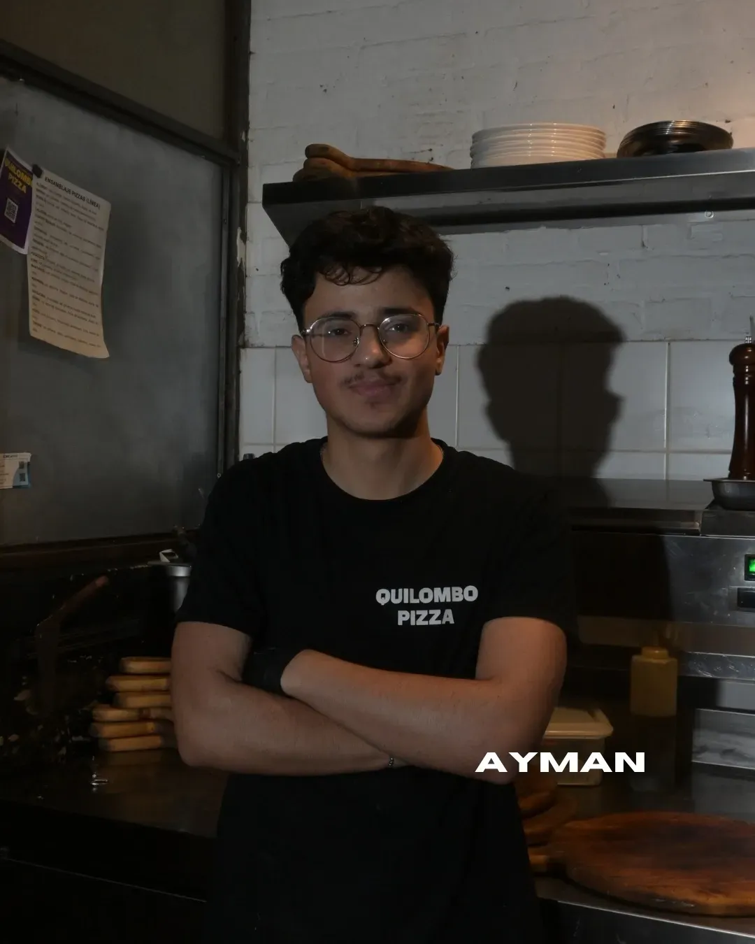 Ayman, con una camiseta negra que dice