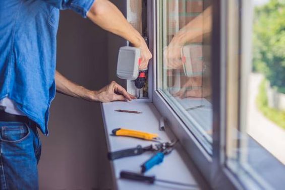 Mann montiert Fenster ein