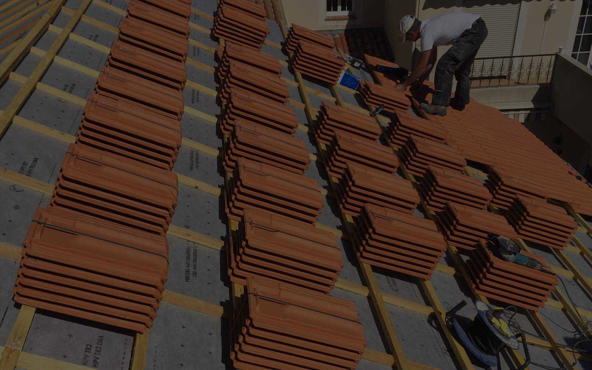 Un groupe de personnes travaille sur un toit.