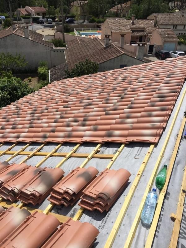 Un toit avec beaucoup de tuiles rouges dessus