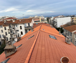 Une vue sur les toits d'une ville avec une tasse de café dessus