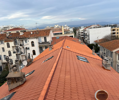 Une vue sur les toits d'une ville avec une tasse de café dessus