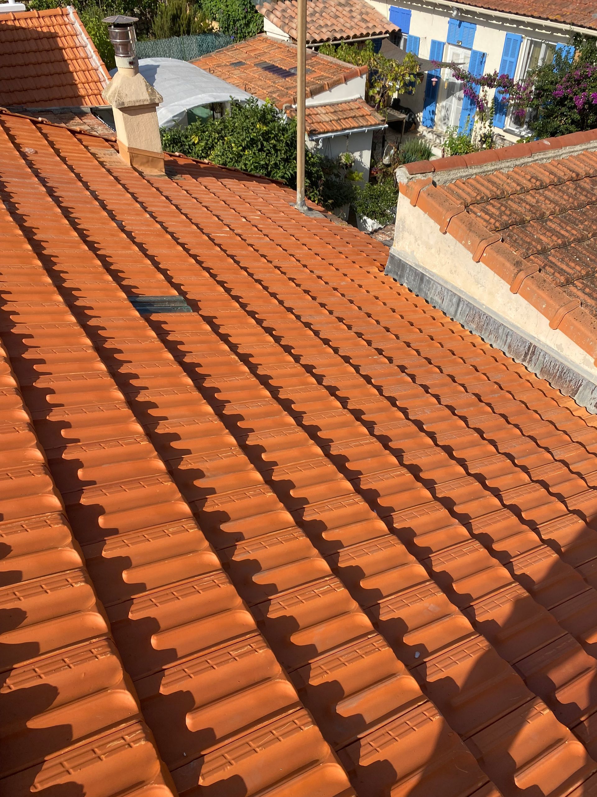 Un toit avec beaucoup de tuiles dessus