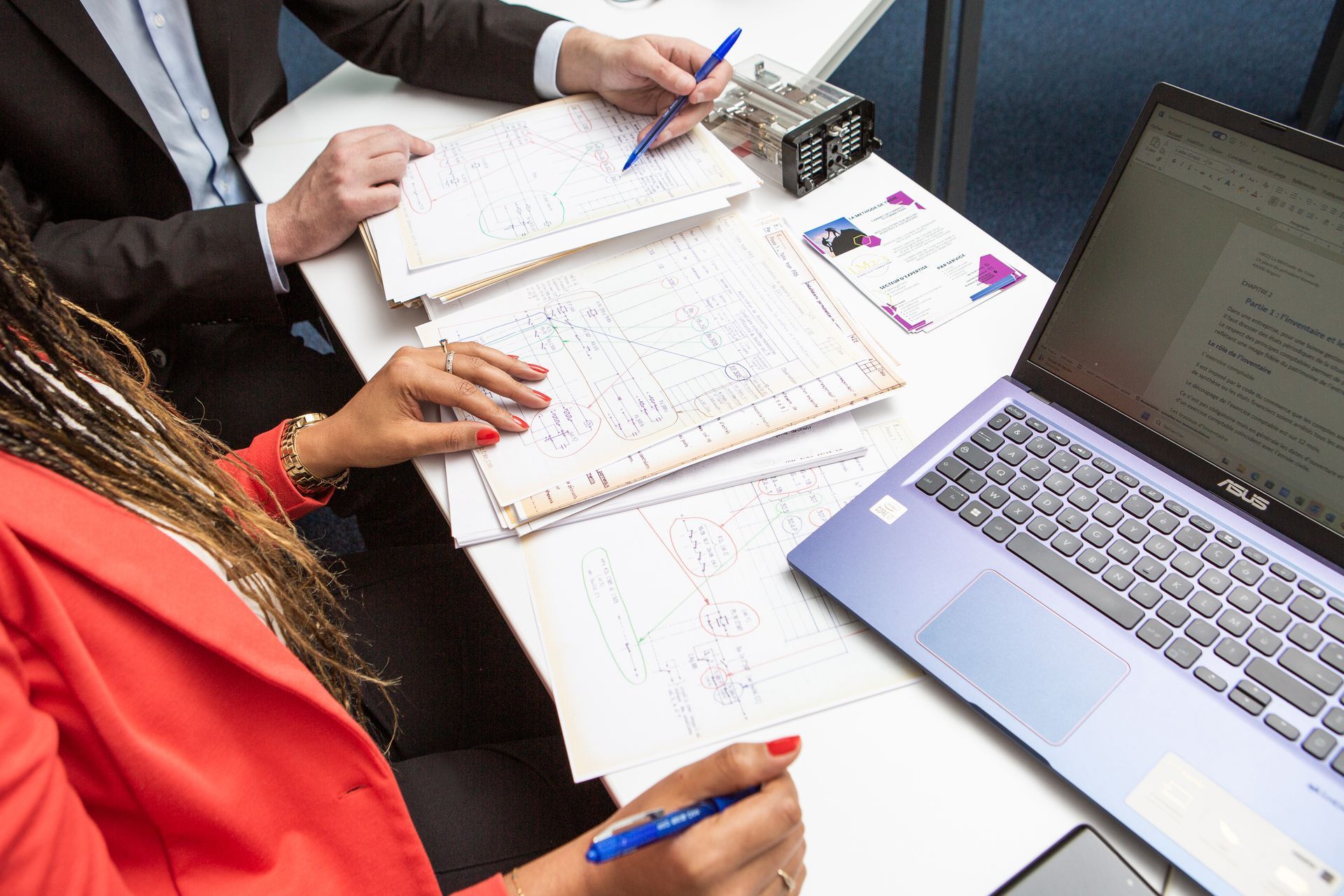 Composition photo et design d'une femme devant une vitre sur laquelle on peut voir des symboles