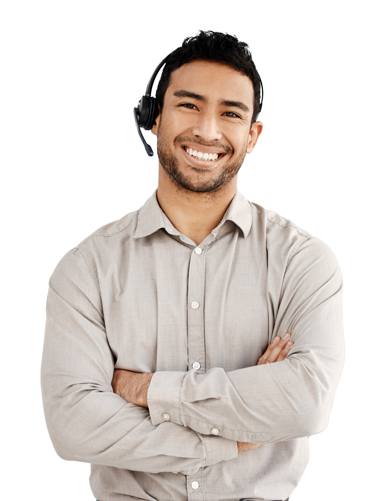 Homme souriant avec un casque audio devant un graphique en camembert