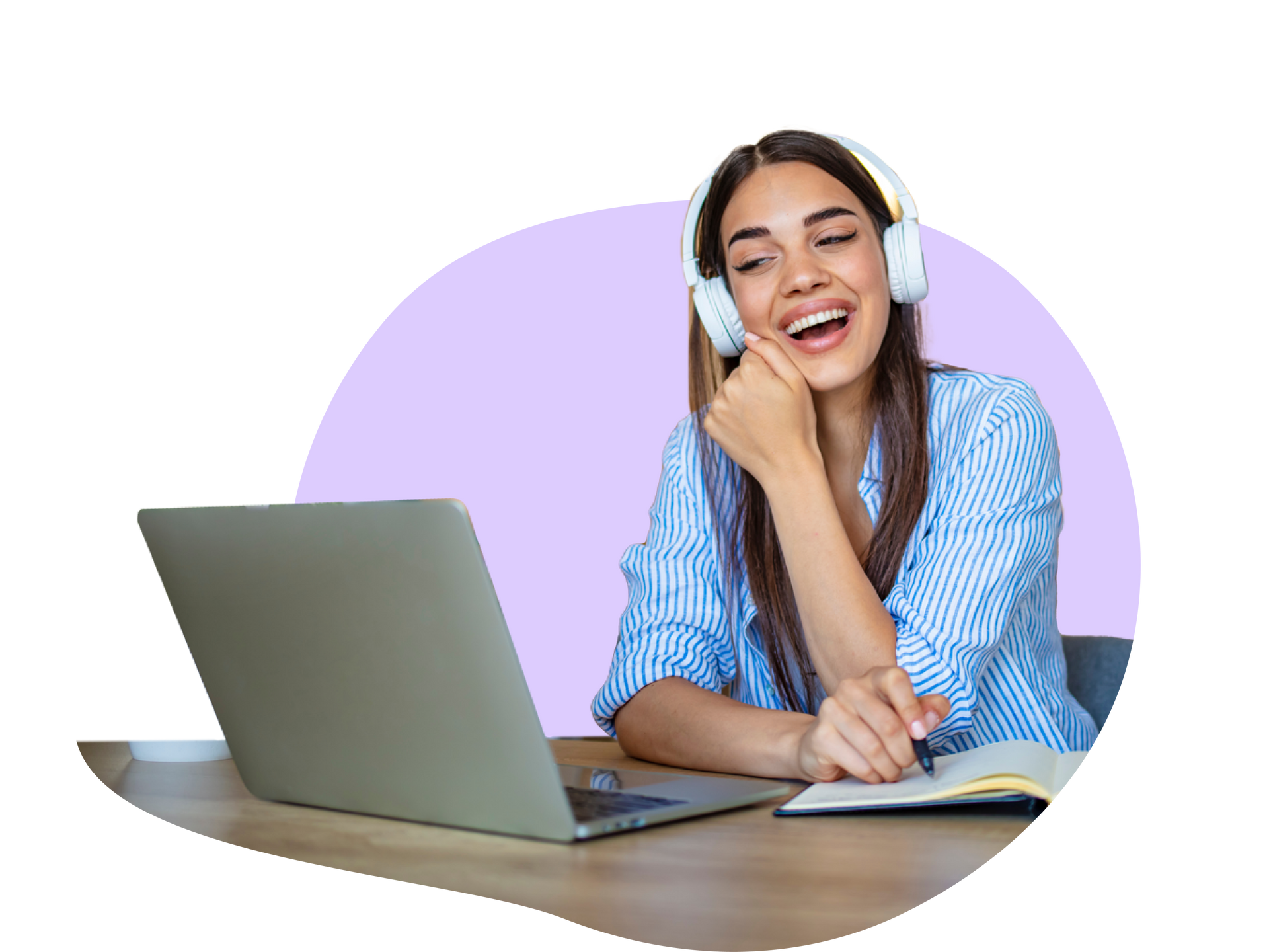 Femme souriante en formation avec un casque audio devant un ordinateur portable