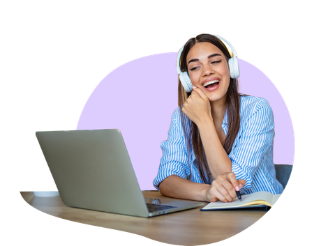 Femme souriante en formation avec un casque audio devant un ordinateur portable