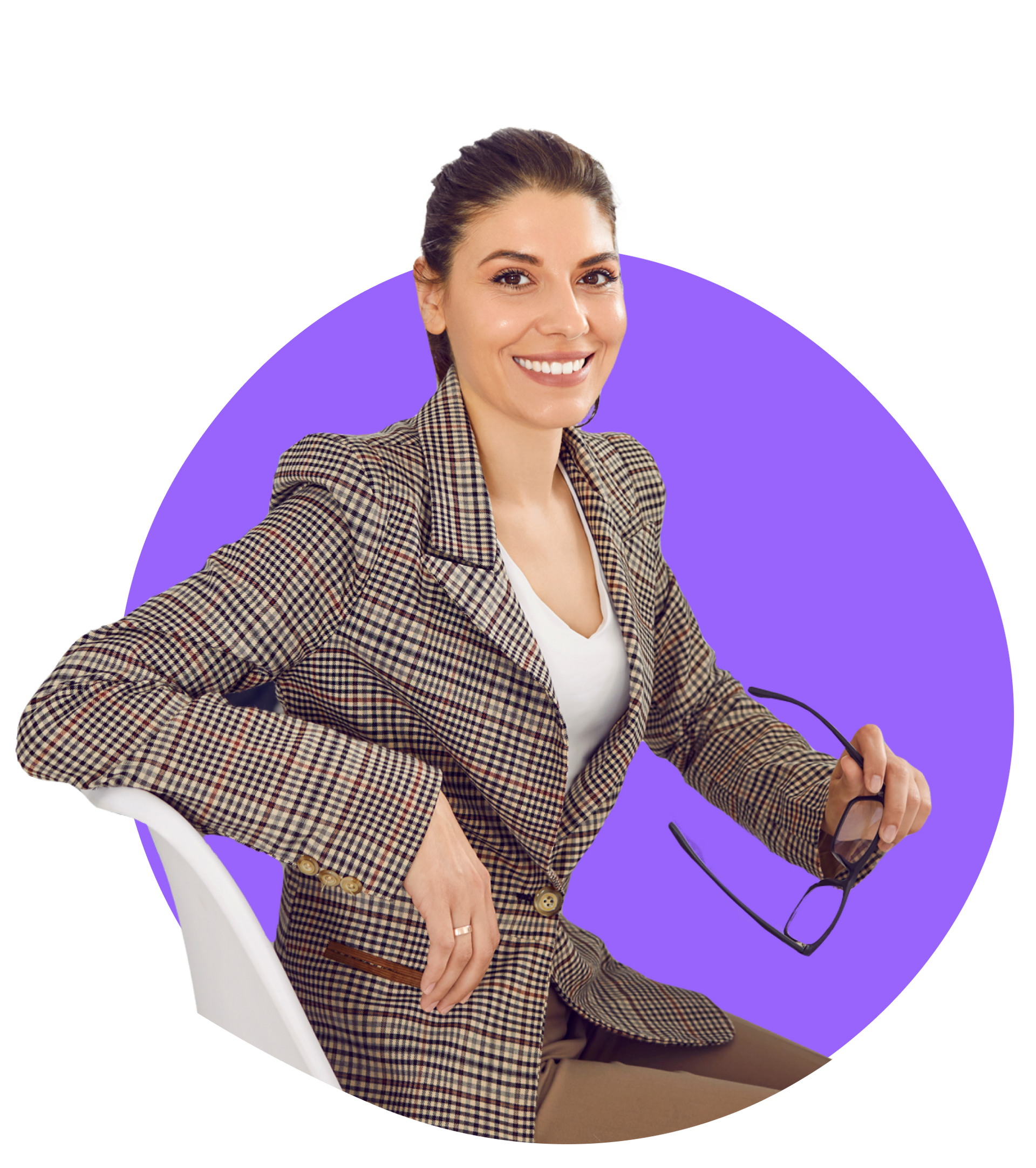 Femme assise sur une chaise et qui tient ses lunettes