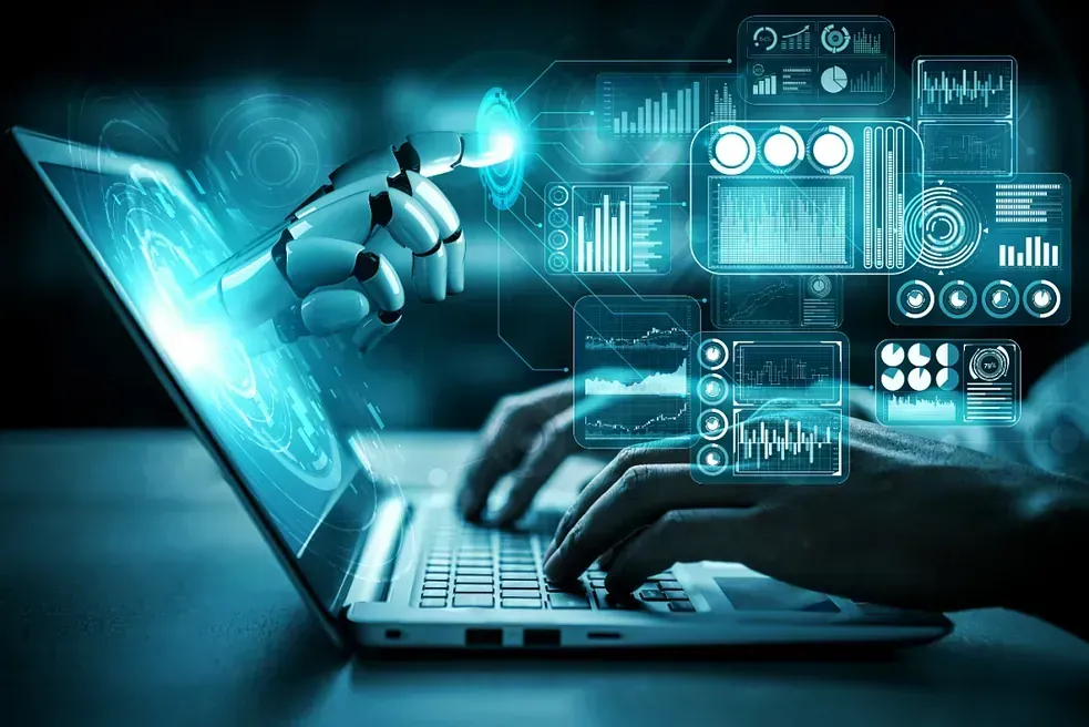 Una persona está escribiendo en una computadora portátil con una mano robótica que sale de la pantalla.