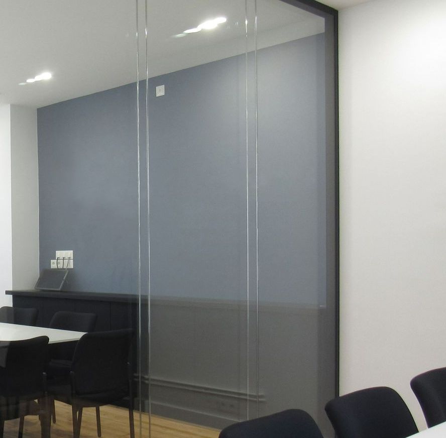 Pan de mur peint en gris