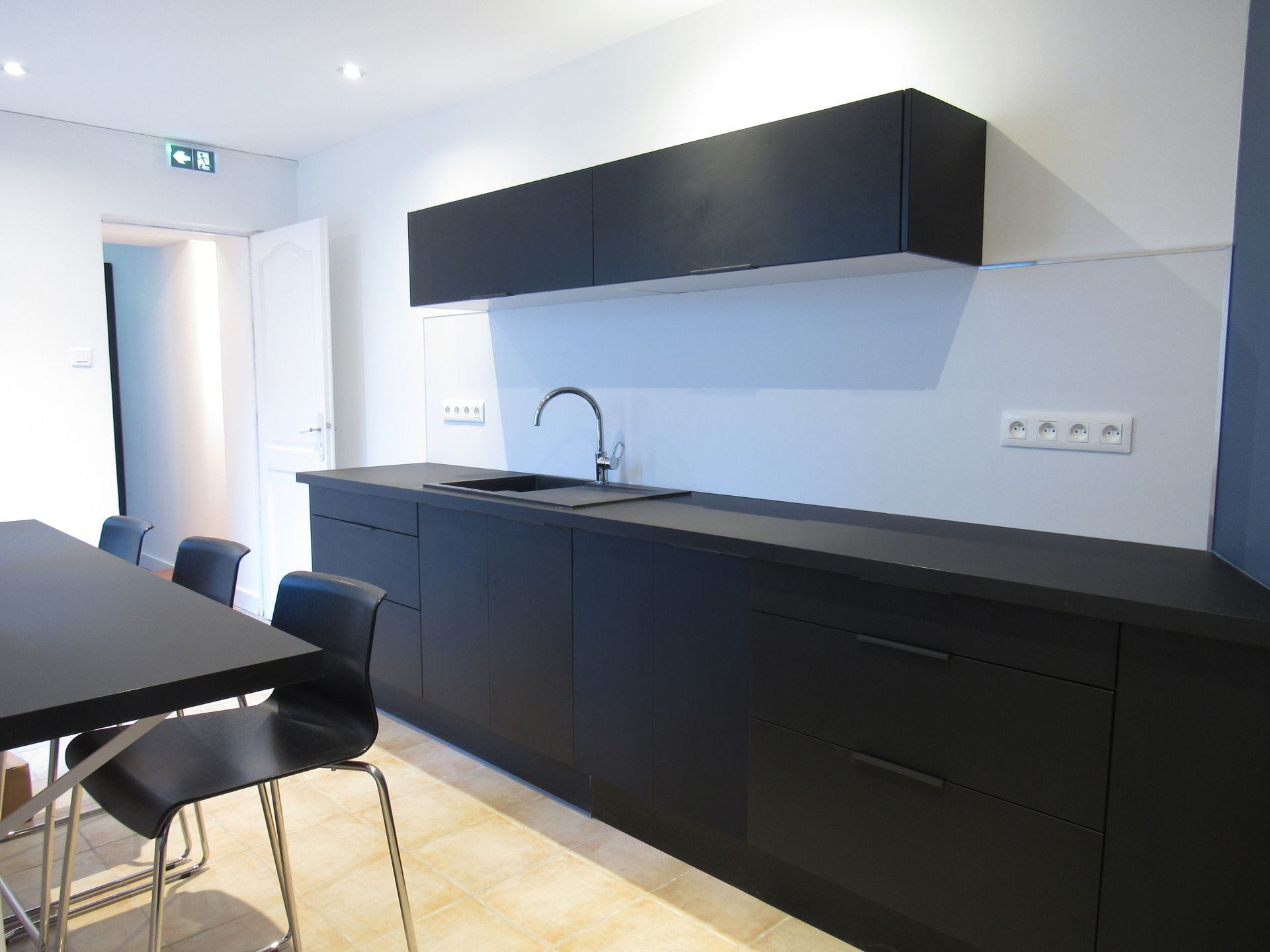 Aménagement d'une cuisine noire et blanche