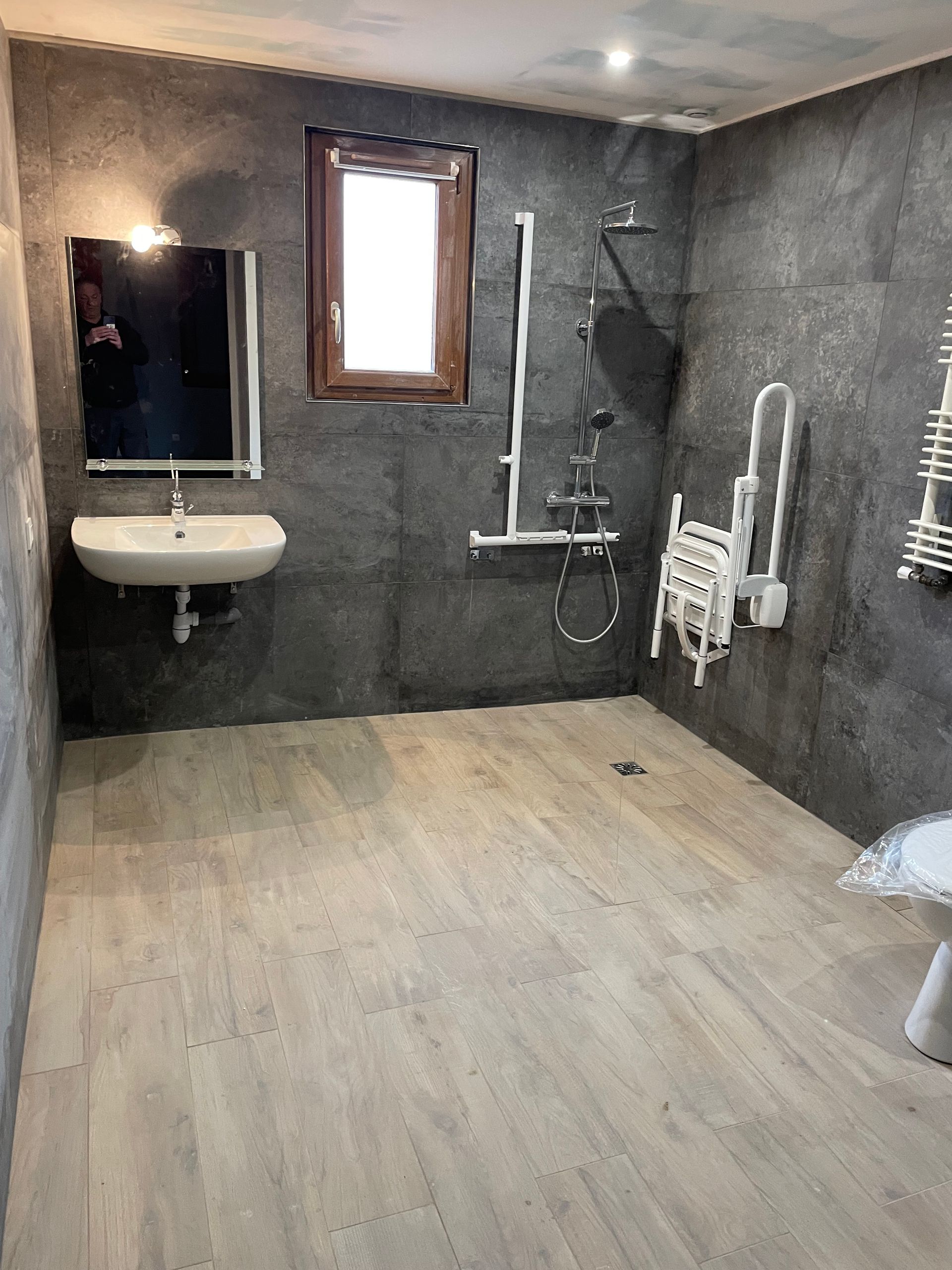 Salle de bains grise et sol en lino