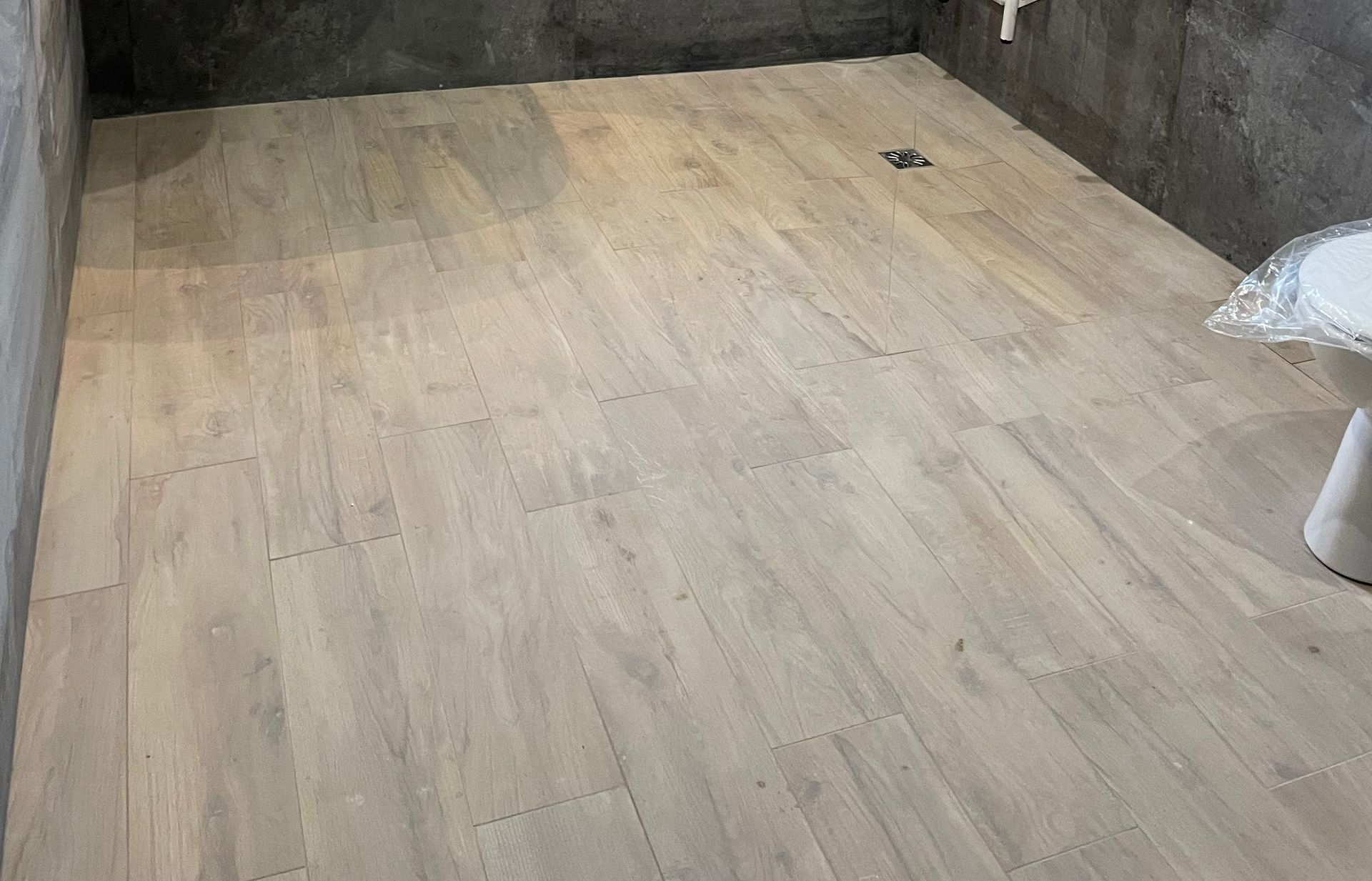 Sol et mur carrelés d'une salle de bains