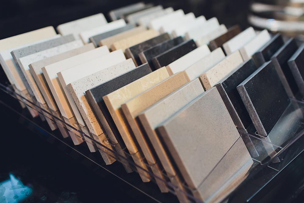 Échantillons de carreaux de pierre de différentes couleurs présentés sur un présentoir.