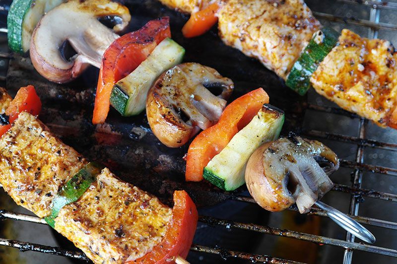 Brochettes grillées de poulet et de légumes : courgettes, poivrons et champignons.