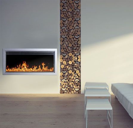 Salon moderne avec cheminée, pile de bois et mobilier blanc minimaliste.