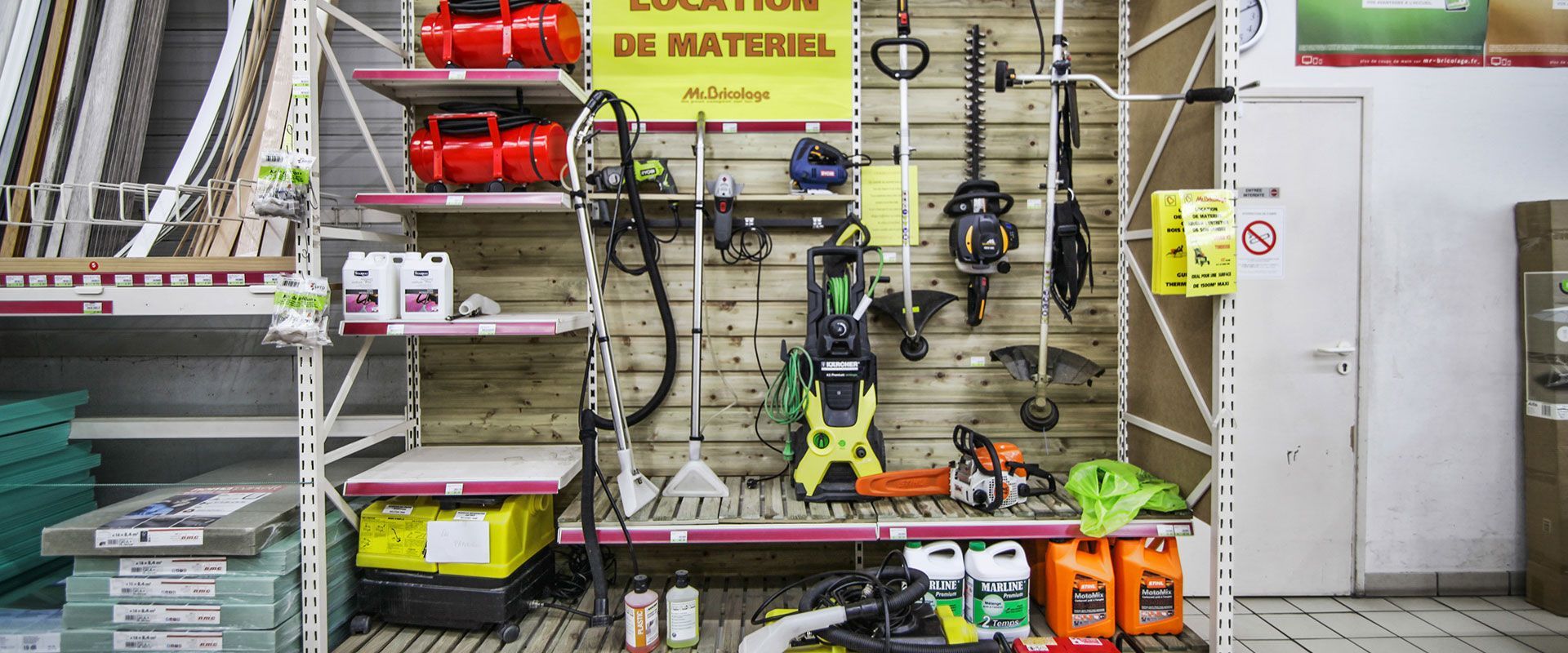 Présentation d'outils et d'équipements à louer dans une quincaillerie.