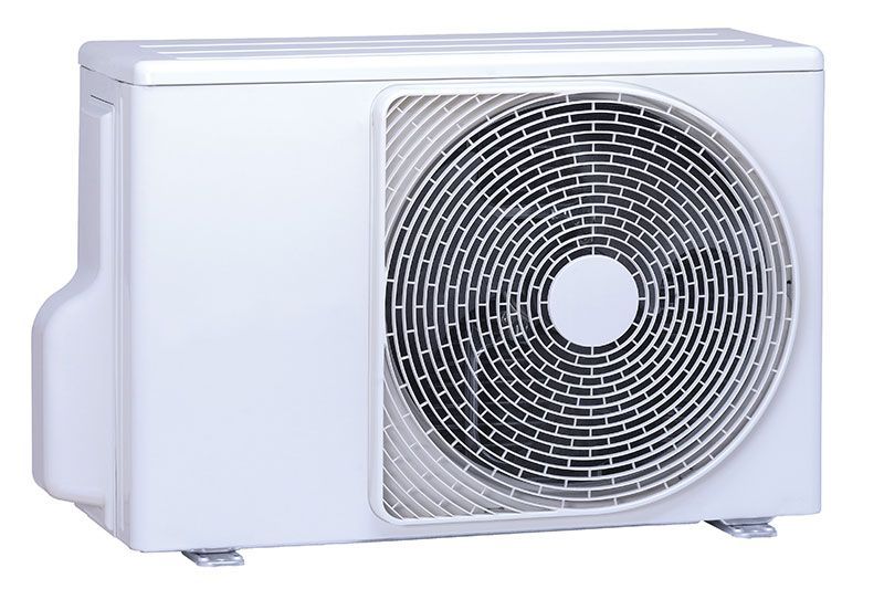 Unité de climatisation extérieure blanche avec ventilateur et grille de protection.