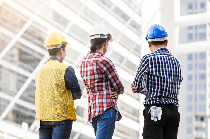 Tres personas revisan área de trabajo